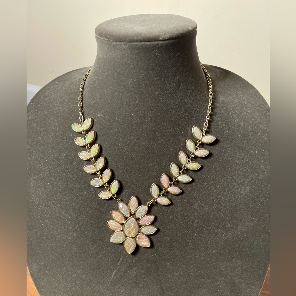 Elegant Gold Leaf Necklace